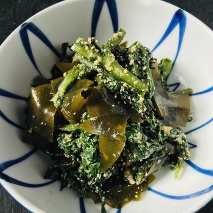 シンプルなレシピで手早く作れました。ほうれん草とわかめの組み合わせが良いですね。ご飯のおかずやおつまみにも良さそうです。ピリ辛の味付けがよくて美味しかったです。